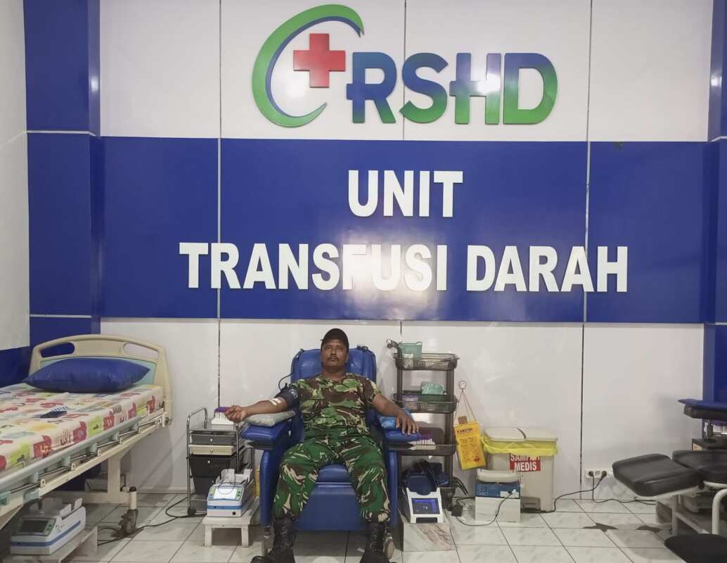 Kemanunggalan TNI-Rakyat, Babinsa Haruyan Donorkan Darah