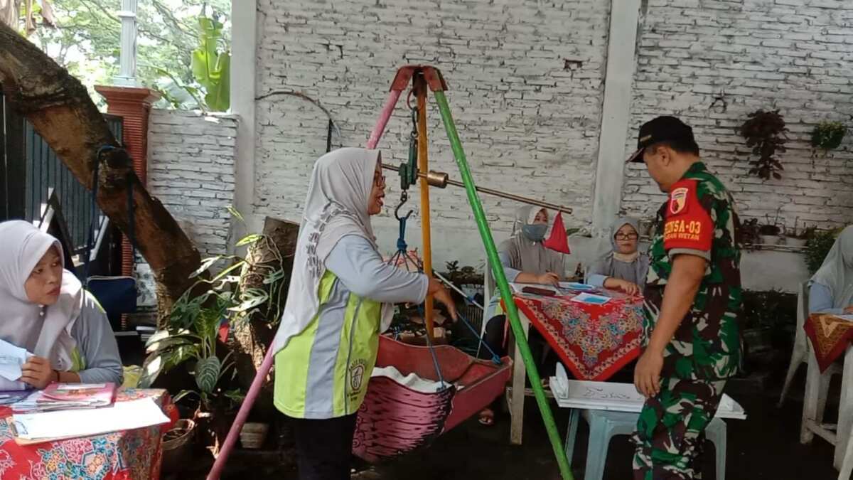 Jaga Kesehatan Generasi Penerus Bangsa, Koramil Leces Dampingi Kegiatan Posyandu
