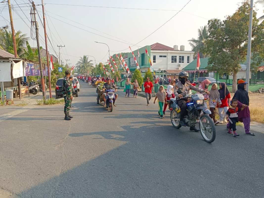 Babinsa Pandawan Hadir Beri Rasa Aman di Jalan Santai HUT Kemerdekaan