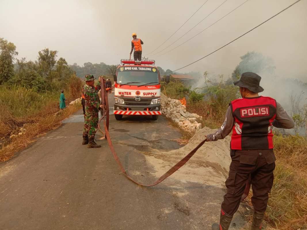 Babinsa Sigap Bantu Warga Padamkan Karhutla di Binturu, 6 Hektare Lahan Terbakar