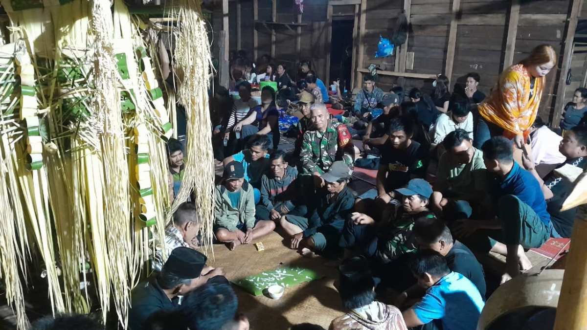 Babinsa Serka Sanu Hadir di Tengah Masyarakat dalam Aruh Adat di Patikalain