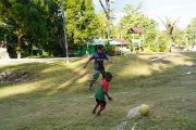 Bukan Sekadar Membangun Desa, Satgas TMMD Ke-129 Hadirkan Keceriaan Bersama Anak-Anak Kampung Sesor