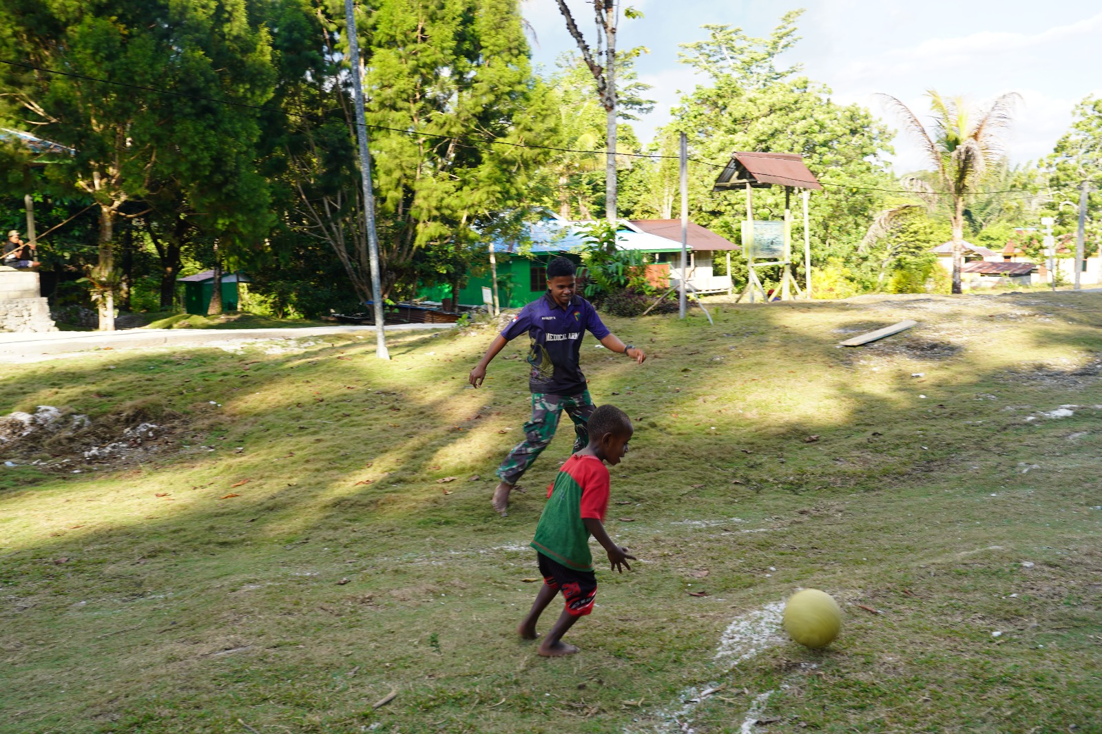Bukan Sekadar Membangun Desa, Satgas TMMD Ke-129 Hadirkan Keceriaan Bersama Anak-Anak Kampung Sesor
