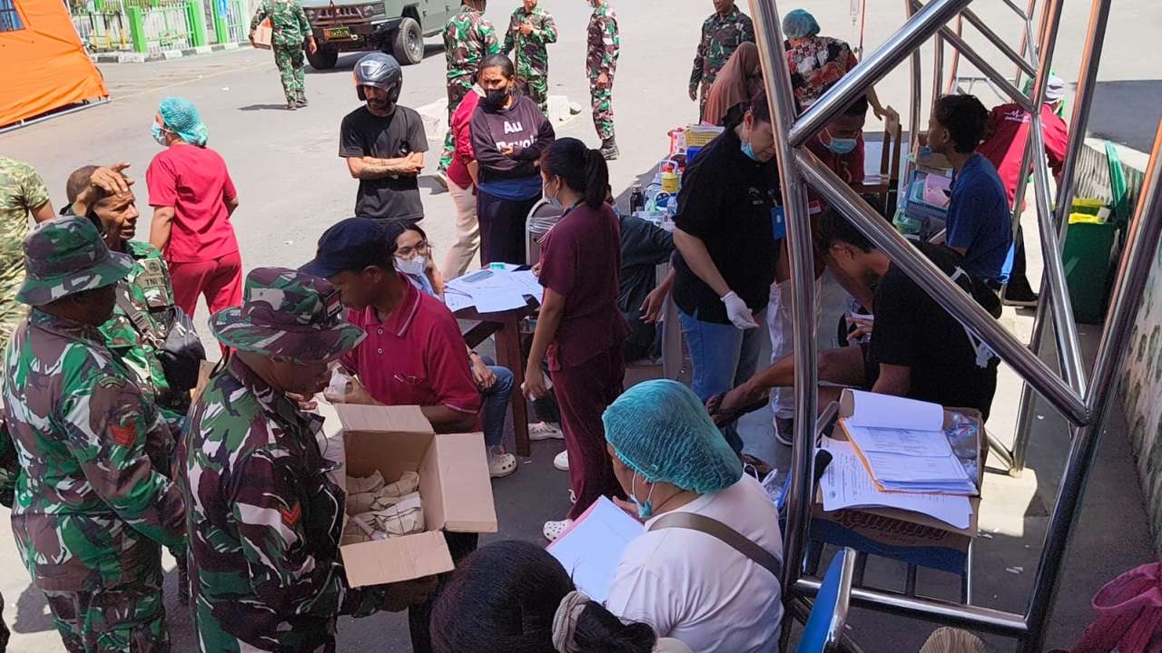 TNI Kerahkan Personel, Hercules, dan KRI Bantu Masyarakat Terdampak Gempa NTT