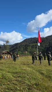 Menembus Keterisolasian Ugimba: Misi Pengabdian Koops TNI Habema Mengibarkan Merah Putih di Kaki Gunung Cartenz