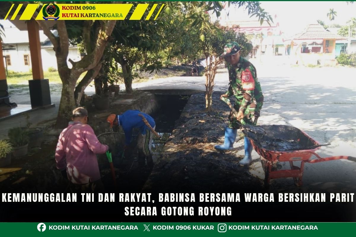 foto website (47) Kemanunggalan TNI dan Rakyat, Babinsa Bersama Warga Bersihkan Parit Secara Gotong Royong