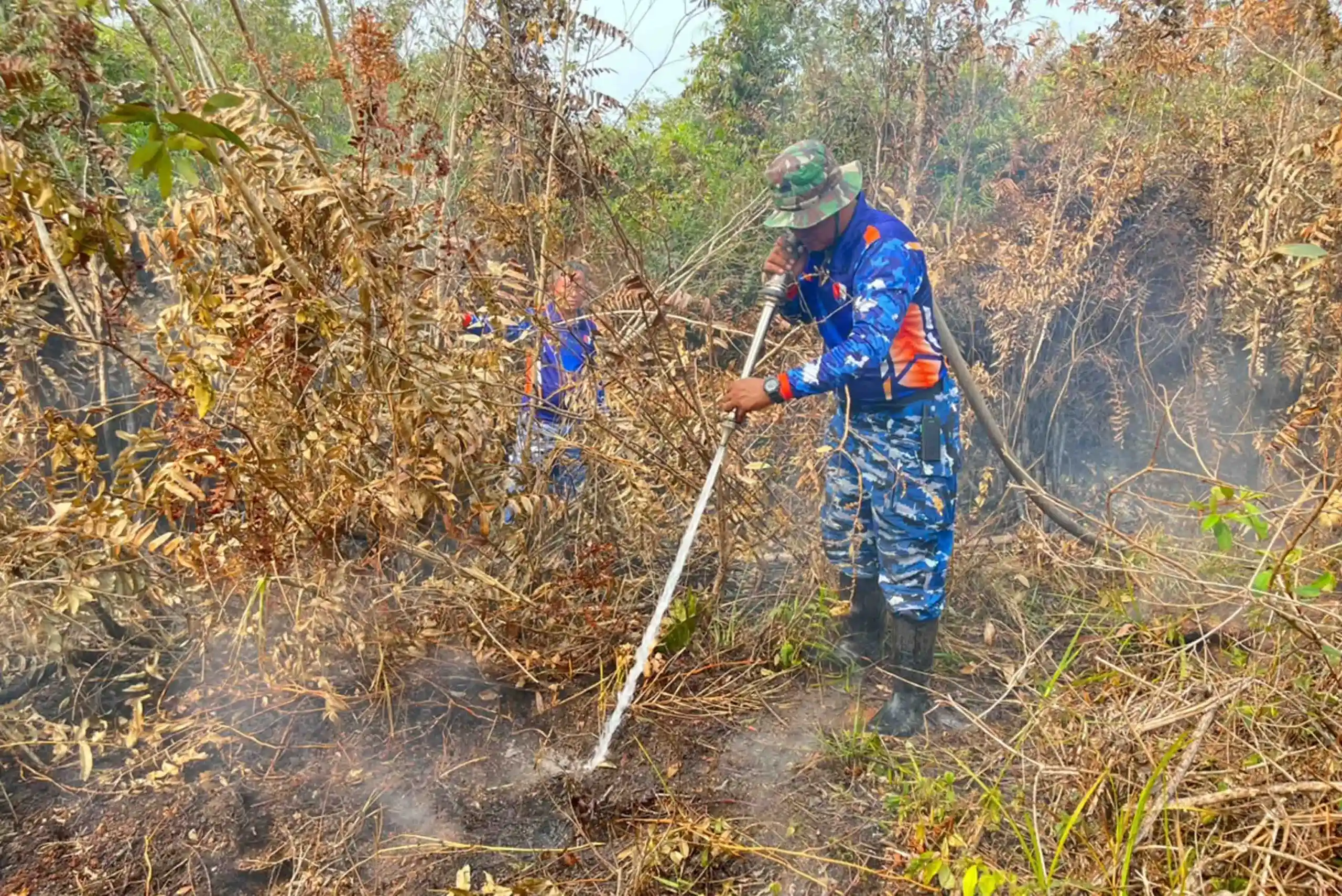 Jaga Gambut Tetap Aman, Satgas Darat Lanud Sjamsudin Noor Perkuat Pembasahan Berkelanjutan
