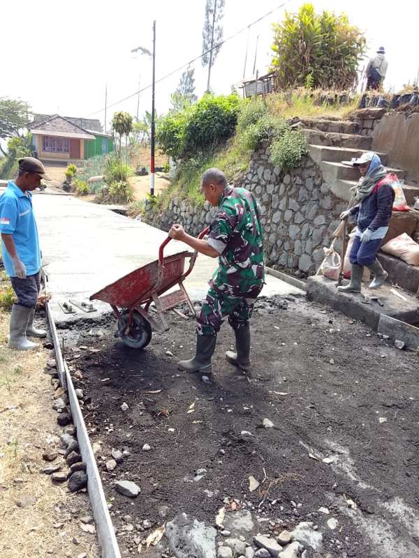 Koramil Sukapura Bersama Warga Binaan Gotong Royong Lakukan Perbaikan Jalan