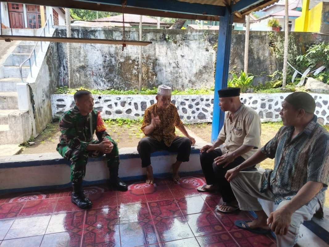Babinsa Koramil 1505-01/Tidore Aktif Komsos Bersama Warga Binaan
