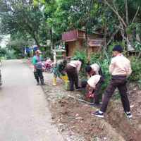 Koramil Haruyan dan Warga Gotong Royong Bersihkan Parit di Desa Haruyan Seberang