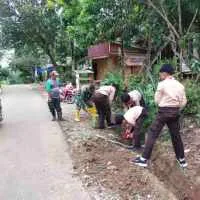 Koramil Haruyan dan Warga Gotong Royong Bersihkan Parit di Desa Haruyan Seberang