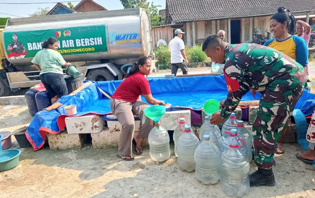Dalam Waktu Sepekan, Kodim Bojonegoro Salurkan 800 Ribu Liter Air Bersih ke Warga di 34 Desa Terdampak Kekeringan