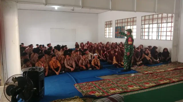 Pramuka Jadi Wadah Pembentukan Karakter, Babinsa Koramil 1002-04/LAS Beri Pembinaan Pelajar