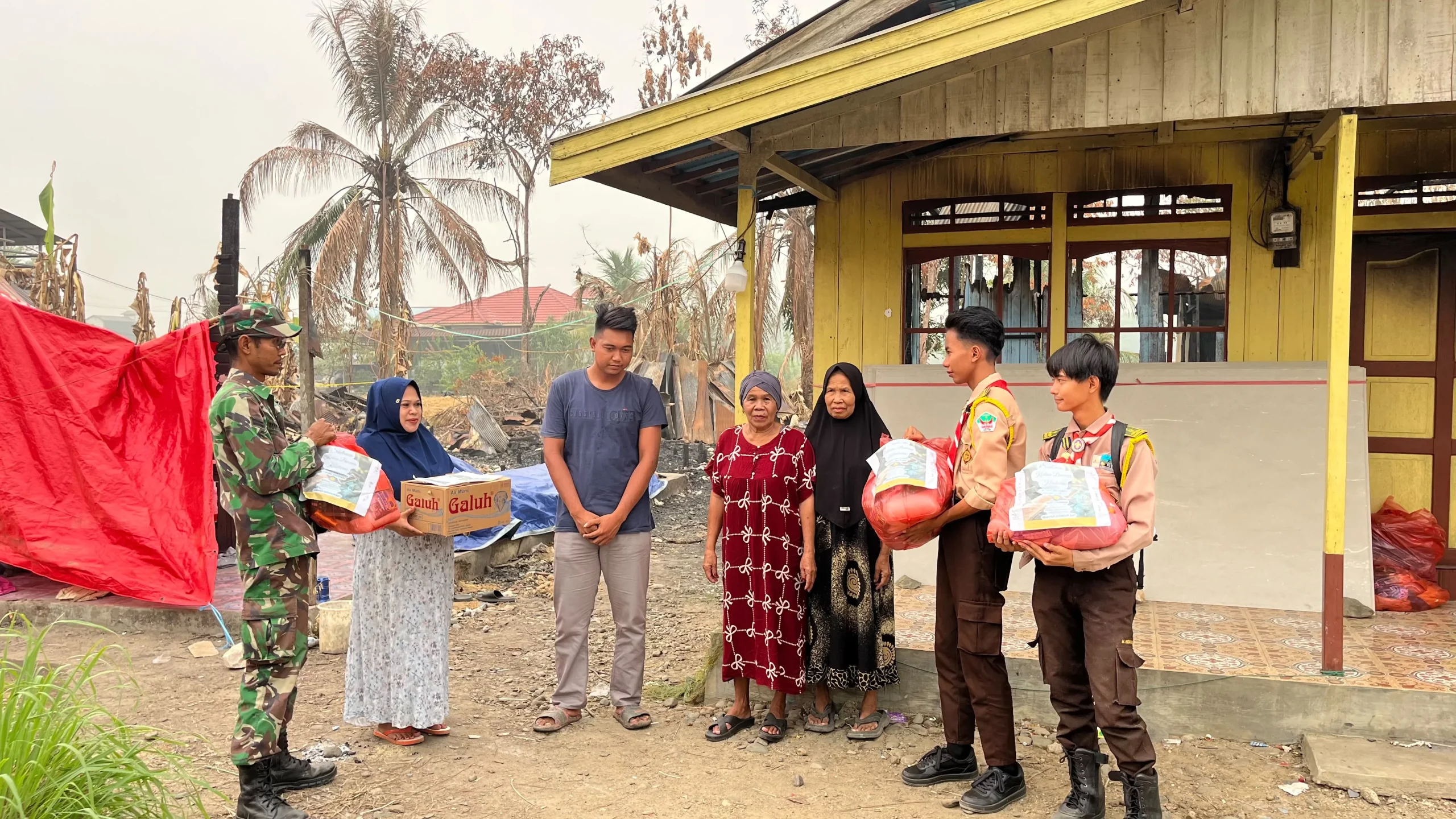 Peduli Korban Kebakaran, Saka Wira Kartika Koramil 1002-01/BAS Salurkan 32 Paket Sembako