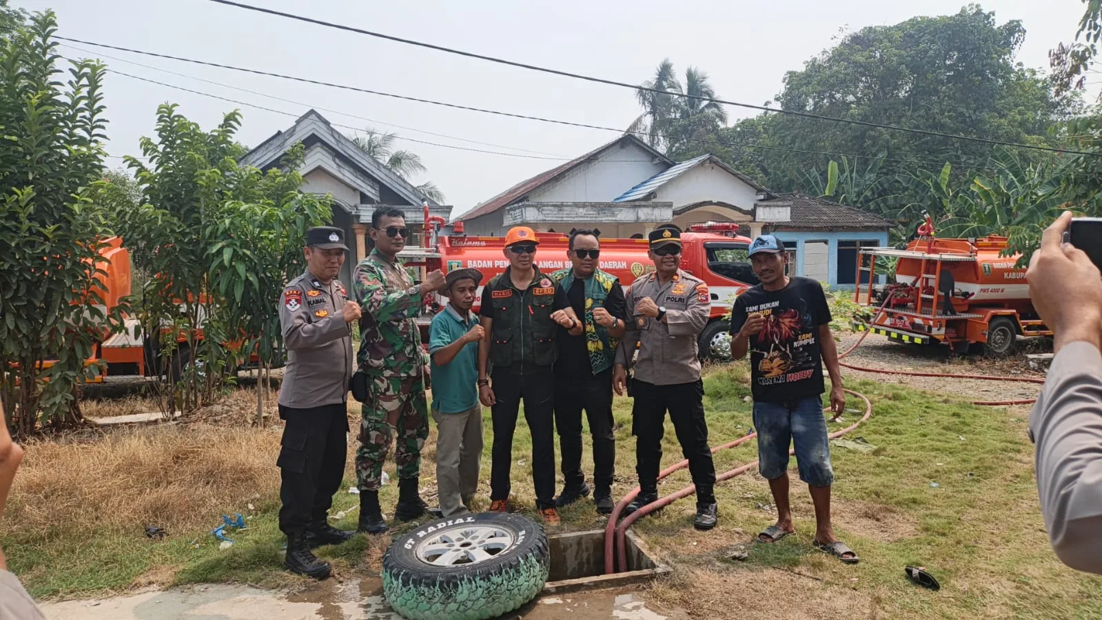 Peduli Warga Terdampak Kekeringan, Babinsa dan BPBD Salurkan Air Bersih