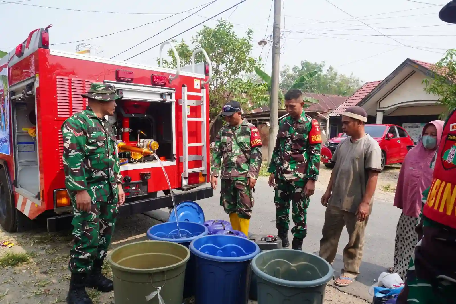 IMG-20260929-WA0220 Bantu Warga Hadapi Kekeringan, Kodim 1002 Distribusikan Air Bersih