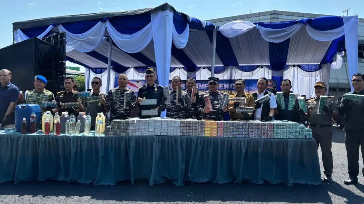 TNI AL Amankan Rokok Ilegal dan Miras Di Surabaya