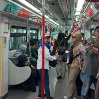 Antusiasme Warga Memanfaatkan Tarif Promo LRT Jakarta