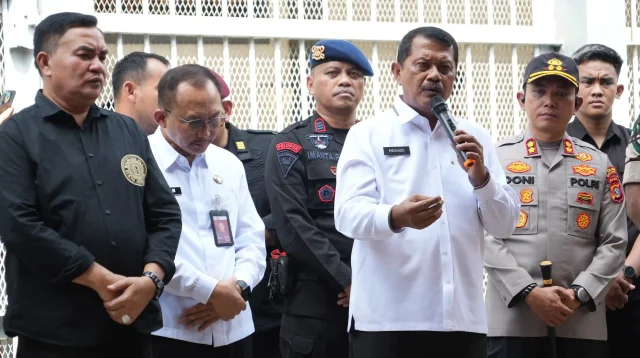 Salah satunya mengenai keberadaan kulkas yang ditemukan berisi minuman beralkohol