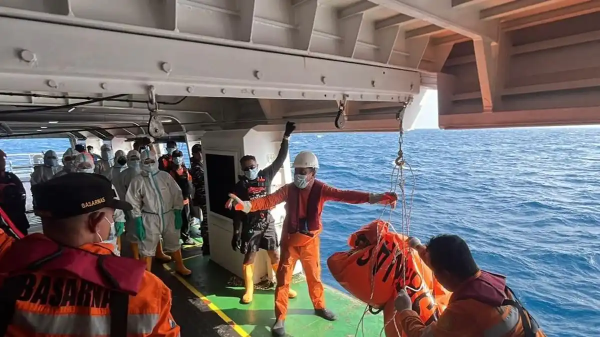 Kapal ditemukan dalam kondisi terbalik dan terdapat kemungkinan korban masih terjebak di dalamnya