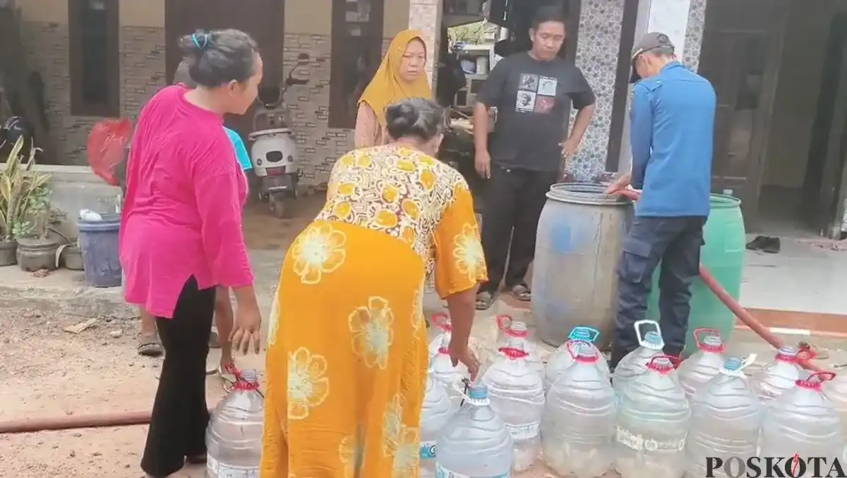 Kekeringan Memaksa Warga Tangerang Jarak Jauh untuk Mendapatkan Air Bersih