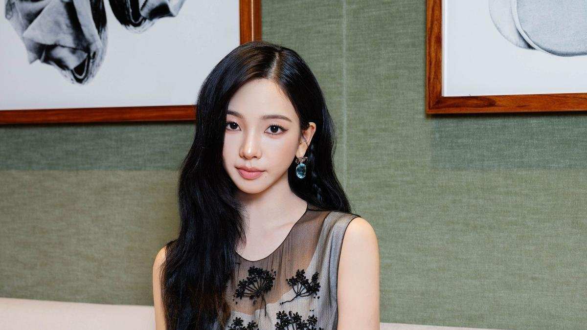 Perbandingan Dua Gaya Rambut Karina Aespa: Korean Bangs dan Rambut Terurai
