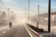 Erupsi Gunung Sinabung Mengakibatkan Hujan Abu di Berastagi