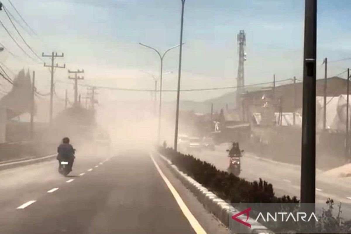 Erupsi Gunung Sinabung Mengakibatkan Hujan Abu di Berastagi