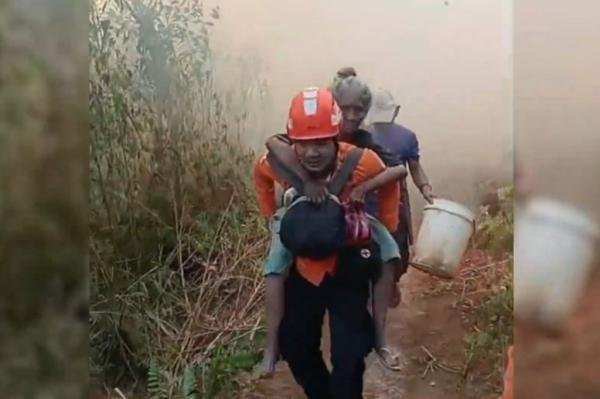 Kesigapan TIM SAR dalam Menyelamatkan Martha dari Kepungan Asap Karhutla