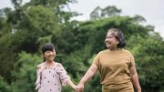 8 Kebiasaan Kecil Kakek-Nenek yang Membuat Cucu Selalu Menantikan Kunjungan