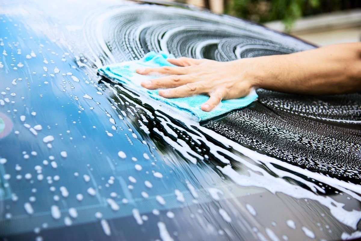 Tips Efektif Merawat Kaca Mobil Agar Bebas Jamur