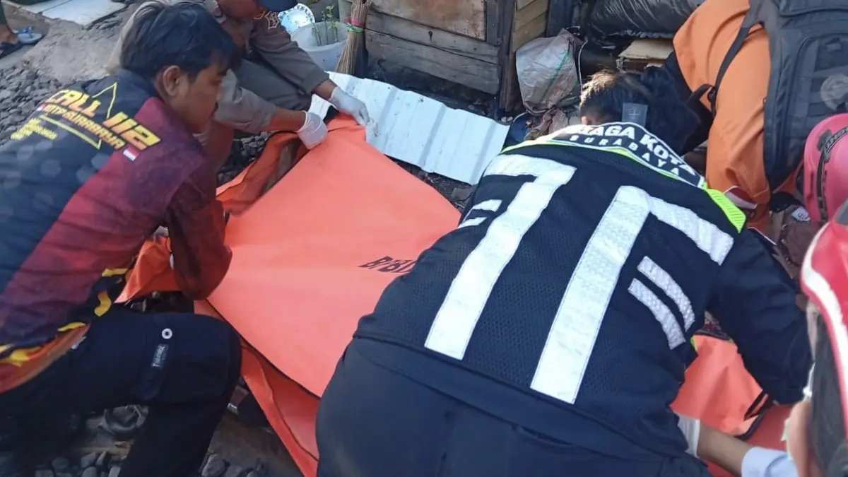 Evakuasi Jenazah Kakek Tertemper Kereta di Krembangan