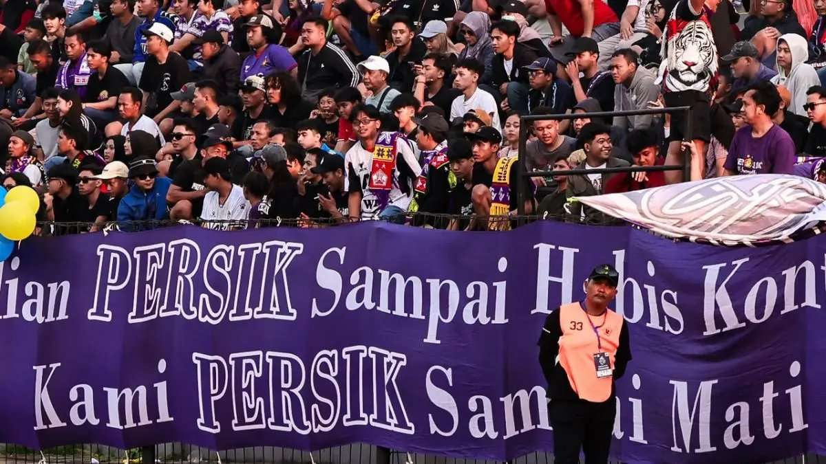 Kericuhan Suporter di Laga Persik Kediri vs Dewa United