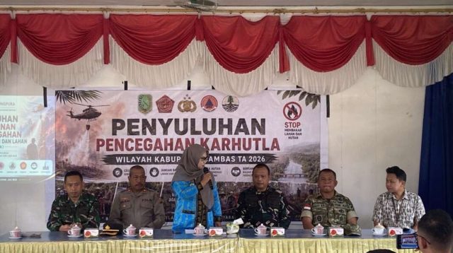 Bantuan TNI dalam Penanggulangan Karhutla di Sambas