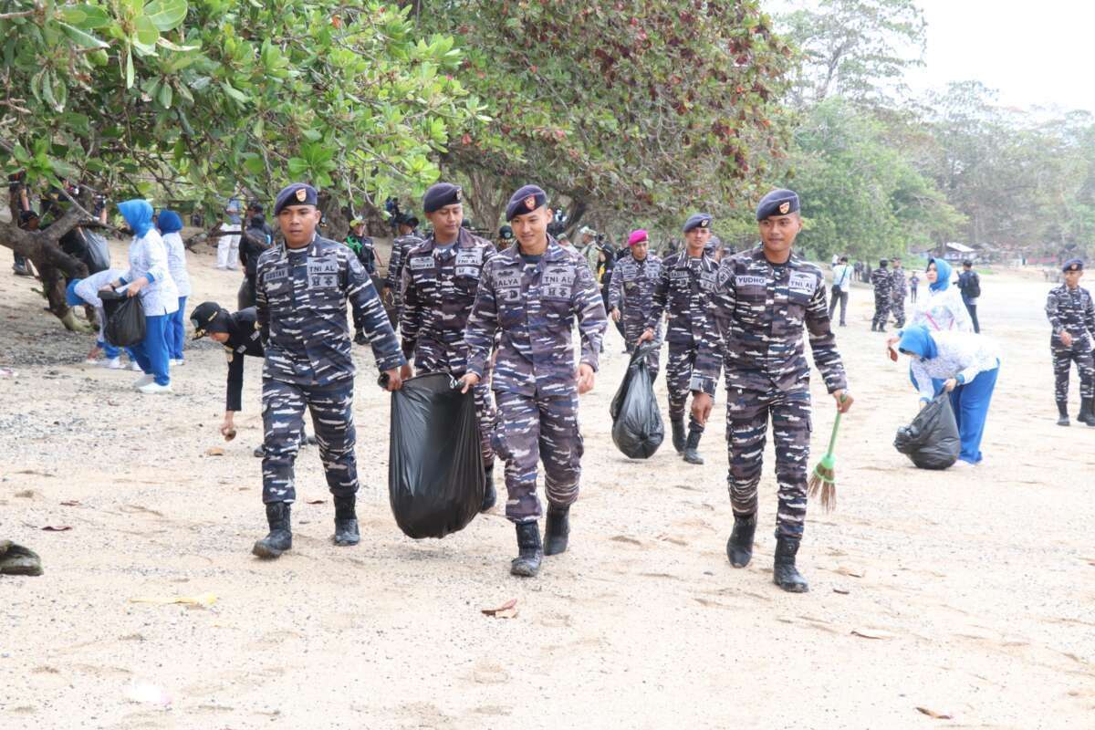 Memperingati HUT Ke-81 TNI AL: Aksi Bersih Pantai Tanjung Kasuari