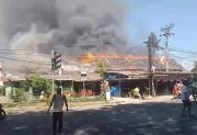Terjadi kepanikan di kalangan penduduk ketika api mulai menyebar, dan mereka berupaya untuk menyelamatkan barang-barang berharga