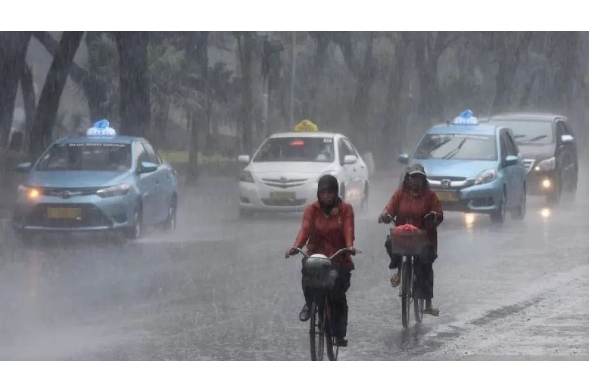 Hujan Intensitas Ringan hingga Petir Menghampiri Sejumlah Kota di Indonesia Hari Ini