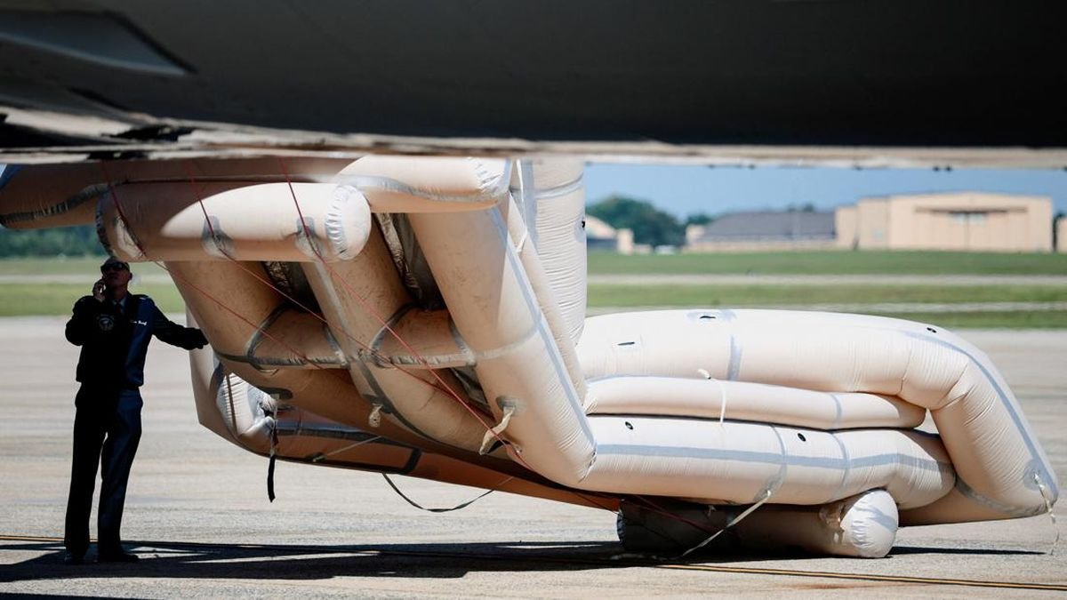 Insiden Perosotan Darurat Air Force One Insiden Perosotan Darurat Air Force One