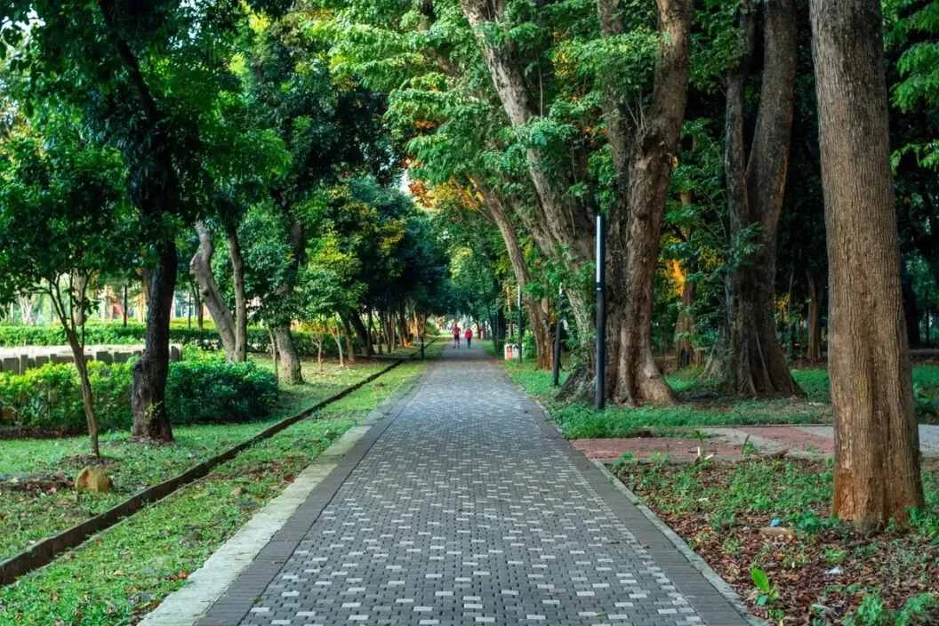 Malam Santai di Lima Taman Jakarta