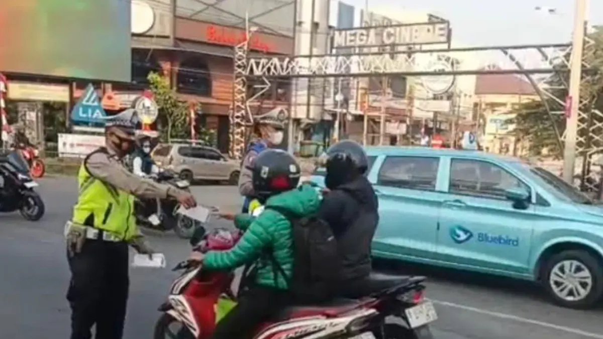 Kepolisian Penuhi Tanggung Jawab Sosial di Depok: Masker Gratis untuk Warga Terdampak Erupsi