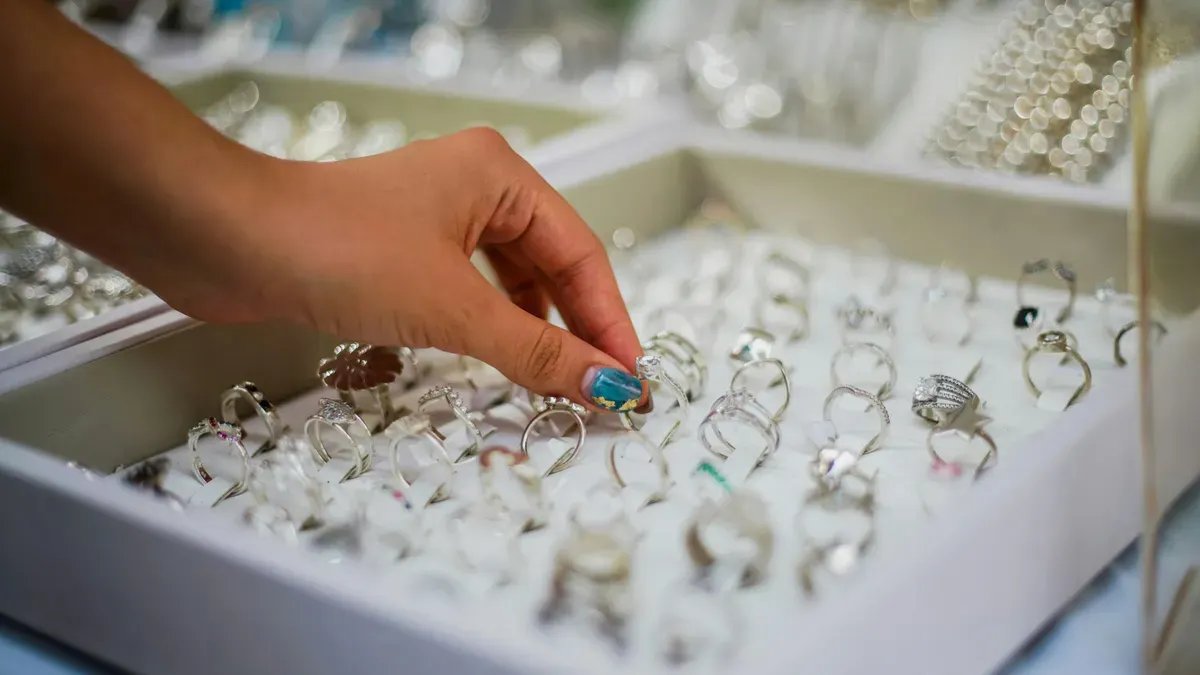 Penurunan Harga Emas Perhiasan 24K di Indonesia