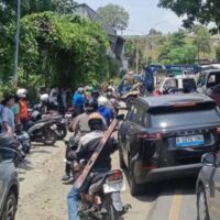 Kemacetan Lalu Lintas Akibat Evakuasi Mobil Elf di Depok