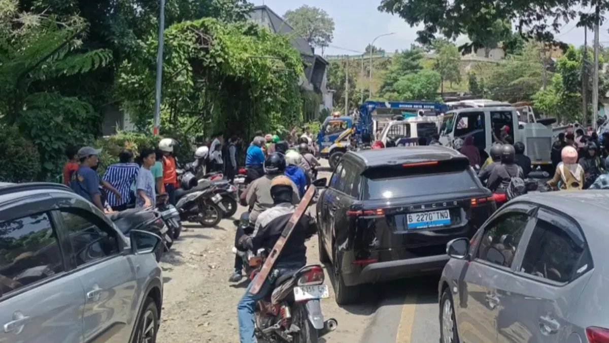 Kemacetan Lalu Lintas Akibat Evakuasi Mobil Elf di Depok Kemacetan Lalu Lintas Akibat Evakuasi Mobil Elf di Depok