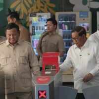 Penghargaan Prabowo kepada Gubernur Pramono Anung dalam Momen Peresmian LRT Jakarta