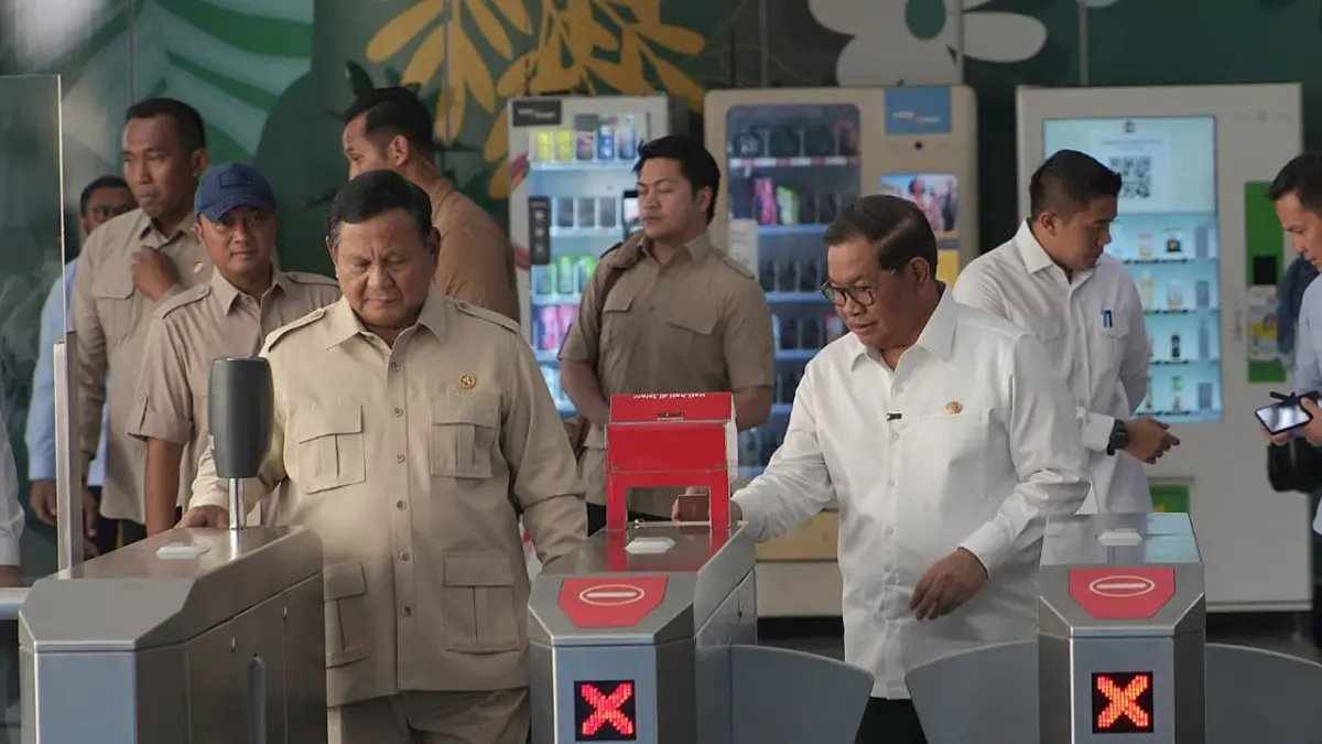 Penghargaan Prabowo kepada Gubernur Pramono Anung dalam Momen Peresmian LRT Jakarta
