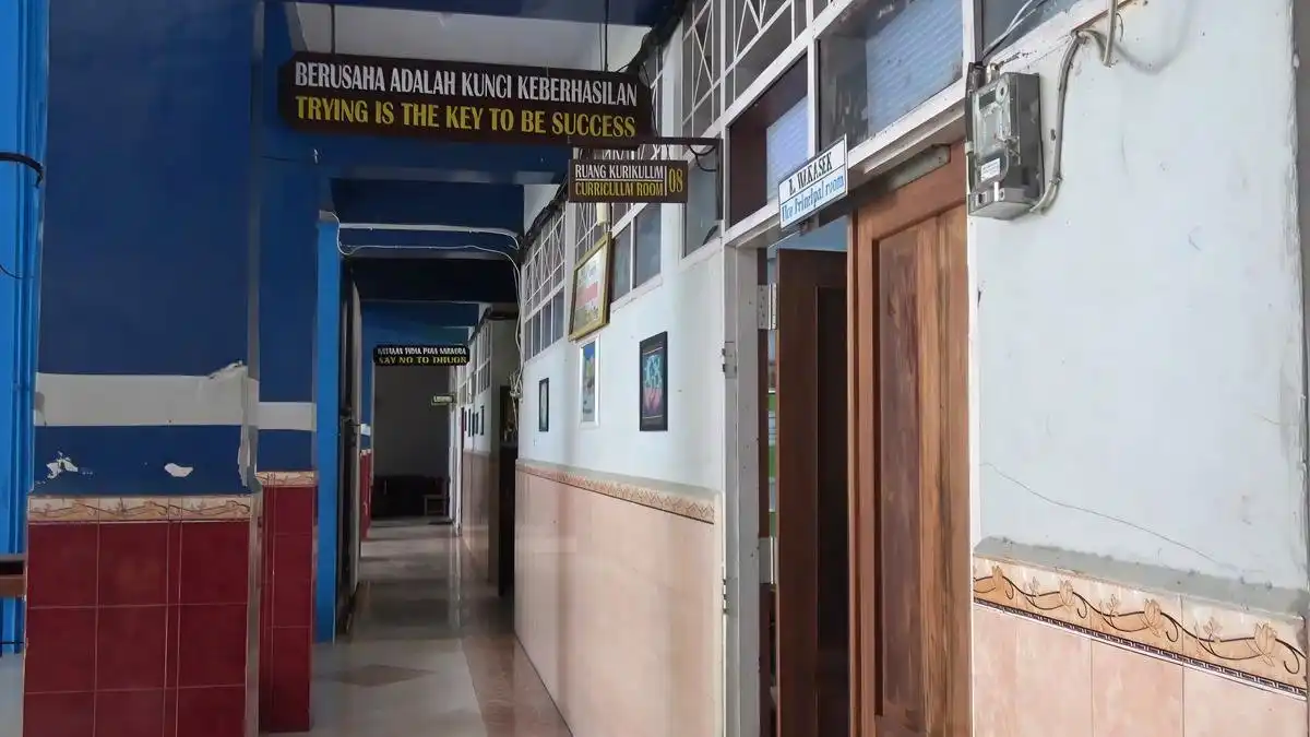 Pihak sekolah juga tetap melakukan pemantauan terhadap proses pembelajaran yang berlangsung dari jarak jauh