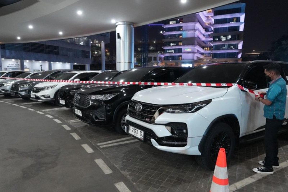 Penyitaan Mobil Terkait Kasus Korupsi PT PSMI