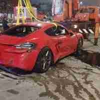 Kecelakaan Mobil Sport di Tol Desari: Pembatas Ditabrak dan Terperosok