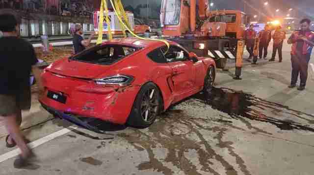 Kecelakaan Mobil Sport di Tol Desari: Pembatas Ditabrak dan Terperosok