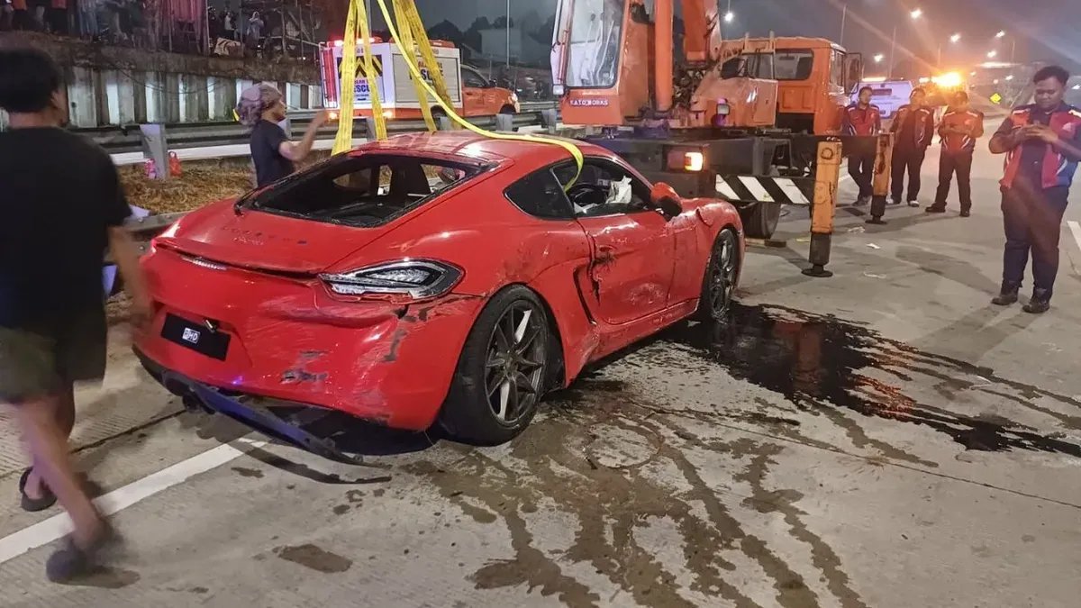 Kecelakaan Mobil Sport di Tol Desari: Pembatas Ditabrak dan Terperosok